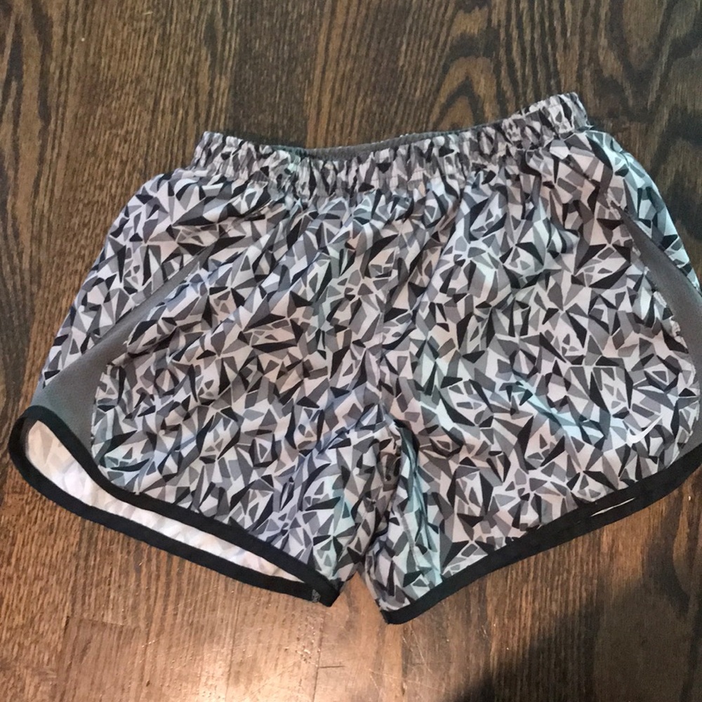 Nike Girls Tempo Running Shorts (LG) like new! - Picture 2 of 2